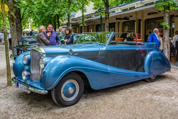 BADEN BADEN, ALEMANIA - JULIO 2019: azul Crewe Rolls-Royce BENTLEY R TYPE cabrio 1953, reunión de ancianos en Kurpark — Foto de Stock