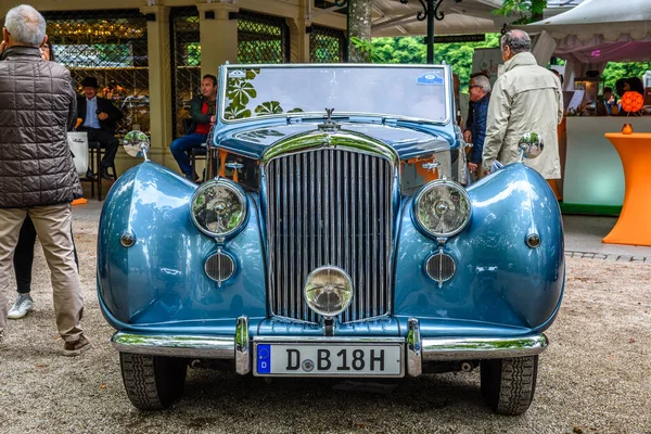 BADEN BADEN, ALEMANHA - JULHO 2019: Blue Crewe Rolls-Royce BENTLEY R TYPE cabrio 1953, encontro de oldtimer no Kurpark — Fotografia de Stock