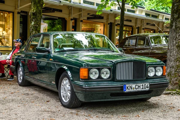 BADEN BADEN, ALEMANIA - JULIO 2019: Crewe Vickers BENTLEY TURBO R 1985, antiguo encuentro en Kurpark — Foto de Stock