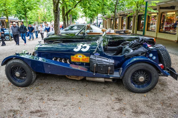 BADEN BADEN, ALEMANHA - JULHO 2019: estradas cabrio azul escuro BENTLEY — Fotografia de Stock