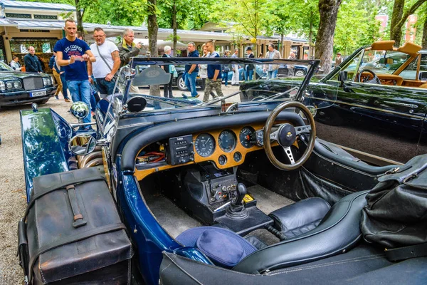 바덴 바덴, 독일 - 2019 년 7 월: 어두운 청색 Bentley Cabrio Roadster escalibur 35, oldtimer meeting in kurpark — 스톡 사진
