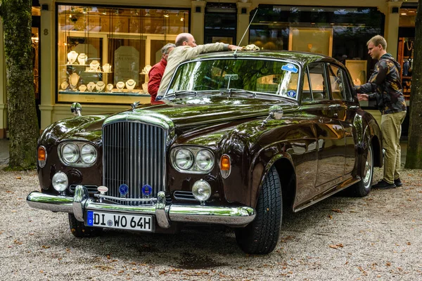 Baden Baden, Niemcy - lipiec 2019: ciemnobrązowe spotkanie Crewe Rolls-Royce Bentley Continental S S3 coupe oldtimer w Kurpark — Zdjęcie stockowe