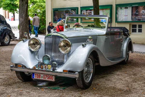 Baden Baden, Niemcy - lipiec 2019: srebrny szary Bentley Speed Six cabrio roadster 1926, spotkanie oldtimer w Kurpark — Zdjęcie stockowe