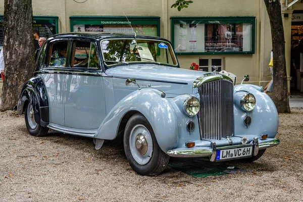 BADEN BADEN, GERMANY - JULY 2019: light blue BENTLEY R TYPE, oldtimer meeting in Kurpark — Stock Photo, Image