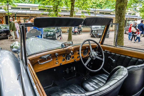 巴登 · 巴登（德语：Baden Baden, Germany）- 2019年7月：本特利车速六节（英语：Bentley Speed Six cabrio）跑车的黑色皮革内饰，在库尔帕克举行的老式会议 图库图片