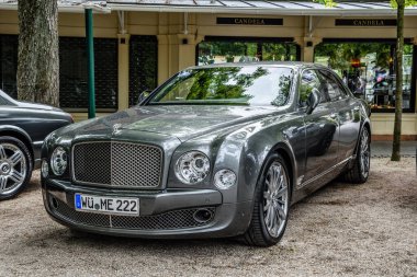 Baden Baden, Almanya - Temmuz 2019: gümüş gri Bentley Mulsanne 2010, Kurpark 'ta yaşlı toplantı