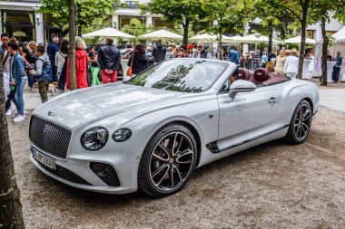 Baden Baden, Almanya - Temmuz 2019: Beyaz Bentley Continental Gt Gtc ikinci nesil Cabrio Roadster 2015, Kurpark 'ta yaşlılar toplantısı