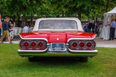 Baden Baden, Almanya - Temmuz 2019: Kırmızı ikinci nesil Ford Thunderbird Aka Meydanı Kuş Cabrio 1958, Kurpark 'ta yaşlı adam toplantısı