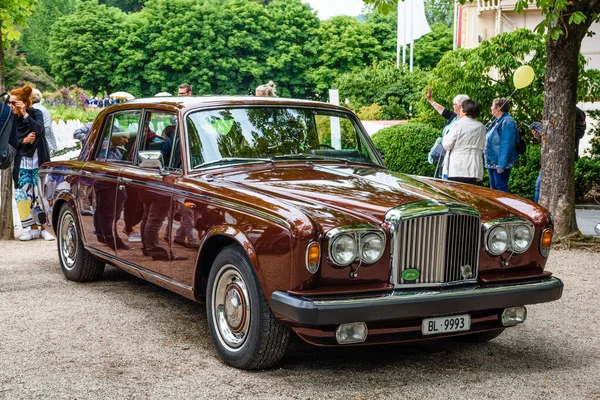 BADEN BADEN, ALEMANIA - JULIO 2019: marrón marrón BENTLEY T T1 T2 1970, reunión de ancianos en Kurpark — Foto de Stock