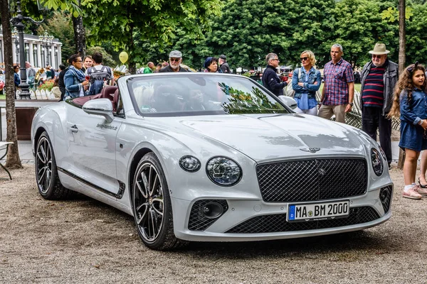 BADEN BADEN, ALEMANIA - JULIO 2019: BLANCO BENTLEY CONTINENTAL GT GTC roadster de segunda generación 2015, reunión de veteranos en Kurpark — Foto de Stock