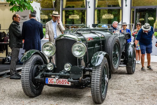 Baden Baden, Niemcy - lipiec 2019: ciemnozielony Bentley 8-litrowa kabina — Zdjęcie stockowe