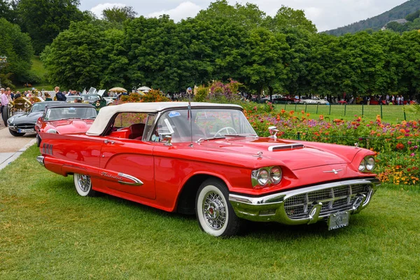 BADEN BADEN, GERMANY - JULY 2019: red white second generation FORD THUNDERBIRD AKA Square Bird cabrio 1958, oldtimer meeting in Kurpark — Stock Photo, Image