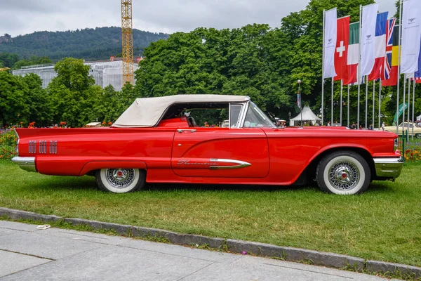 БАДЕН-БАДЕН, ГЕРМАНИЯ - ИЮЛЬ 2019: красное белое второе поколение FORD THUNDERBIRD AKA Square Bird cabrio 1958, встреча старожилов в Курпарке — стоковое фото