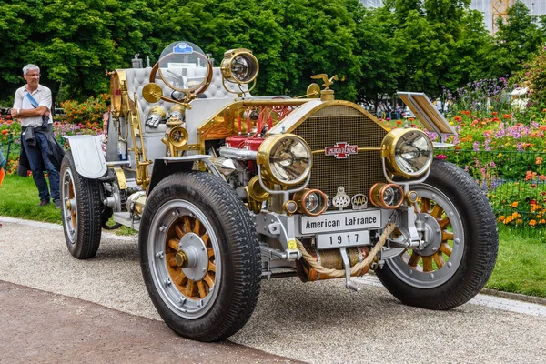 BADEN BADEN, ALEMANHA - JULHO 2019: branco dourado AMERICANO LaFrance cabrio roadster 1917, encontro oldtimer em Kurpark — Fotografia de Stock