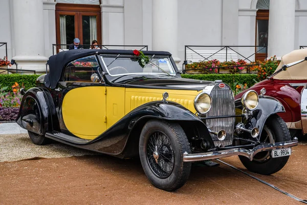 Baden Baden, Німеччина - липень 2019: жовтий чорний Bugatti Type 57 cabrio roadster 1934, зустріч старожилів у Курпарк — стокове фото