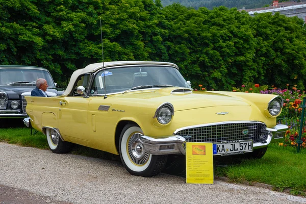 Baden Baden, Німеччина - липень 2019: світло-жовтий Ford Thunderbird Перше покоління cabrio родстер 1955, зустріч старого часу в Курпарк — стокове фото