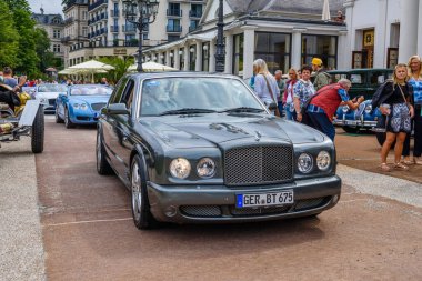 Baden Baden, Almanya - Temmuz 2019: Koyu gri Bentley Arnage 2007, Kurpark 'ta yaşlı toplantı