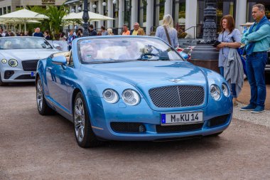 Baden Baden, Almanya - Temmuz 2019: Mavi Bentley Continental Gt Gtc İlk nesil Cabrio Roadster 2003, Kurpark 'ta eski zaman toplantısı