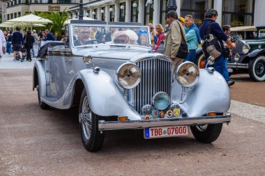 Baden Baden, Almanya - Temmuz 2019: gümüş gri Bentley Hız Altı Cabrio Roadster 1926, Kurpark 'ta yaşlı adam toplantısı