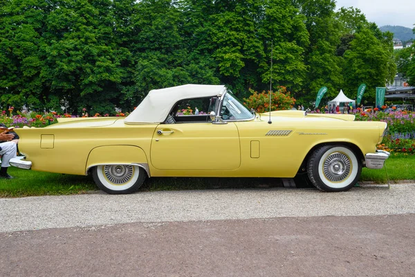 Baden Baden, Німеччина - липень 2019: світло-жовтий Ford Thunderbird Перше покоління cabrio родстер 1955, зустріч старого часу в Курпарк — стокове фото