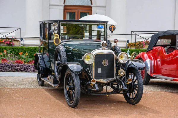 Baden Baden, Німеччина - липень 2019: темно-зелений Alba Type N 1919, зустріч старожилів у Курпарк — стокове фото