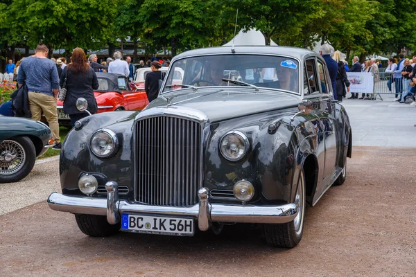 БАДЕН-БАДЕН, ГЕРМАНИЯ - ИЮЛЬ 2019 года: черно-серебристое купе Crewe-Royce BENTLEY CONTINENTAL S1 S2 встречается в Курске — стоковое фото