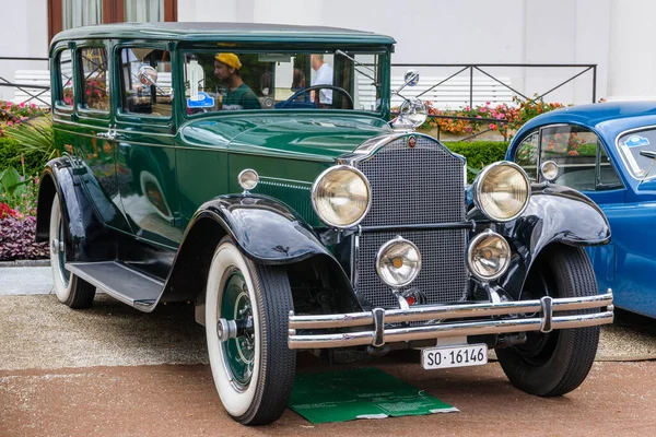 Baden Baden, Німеччина - липень 2019: темно-зелений Packard De Luxe Eight 904 Sedan Limousine 1932, oldtimer meeting in Kurpark — стокове фото