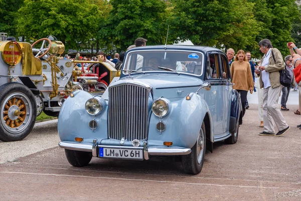 Baden Baden, Німеччина - July 2019: light blue Bentley R Type, oldtimer meeting in Kurpark — стокове фото