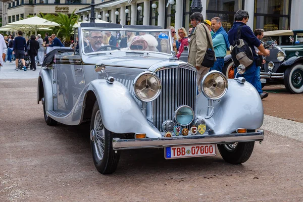 Baden Baden, Німеччина - липень 2019: срібний сірий родстер Bentley Speed Six cabrio 1926, зустріч старожилів у Курпарк — стокове фото
