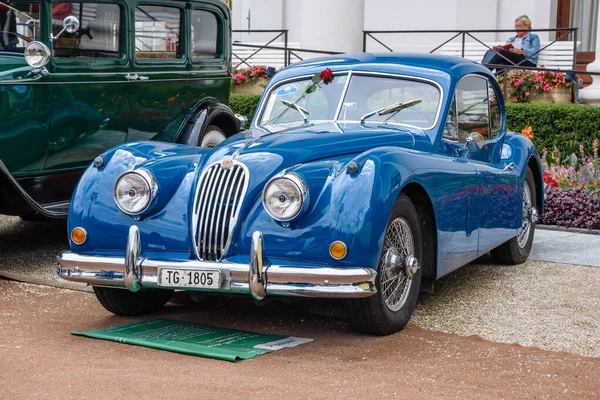 Baden Baden, Niemcy - lipiec 2019: niebieski Jaguar Xk Xk120 sportowy coupe, spotkanie oldtimerów w Kurpark — Zdjęcie stockowe