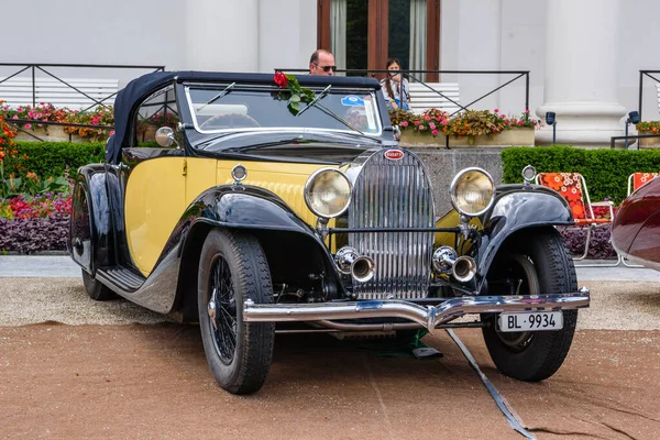 Baden Baden, Німеччина - липень 2019: жовтий чорний Bugatti Type 57 cabrio roadster 1934, зустріч старожилів у Курпарк — стокове фото