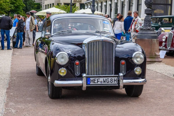 BADEN BADEN, ALEMANIA - JULIO 2019: Crewe Rolls-Royce negro BENTLEY CONTINENTAL S1 S2 reunión del cabrio oldtimer en Kurpark — Foto de Stock