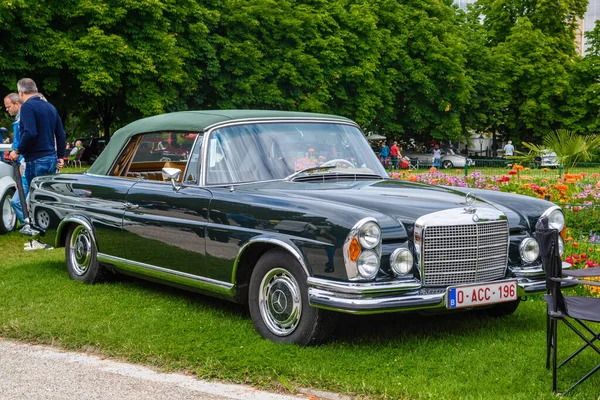 BADEN BADEN, TYSKLAND - JULI 2019: mørkegrønne sorte MERCEDES-BENZ S CLASS W108, W109 1965 cabrio, oldtidsmøde i Kurpark - Stock-foto