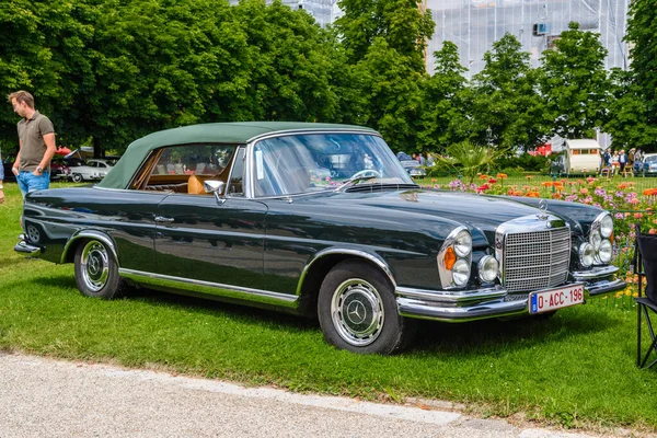 Baden Baden, Німеччина - липень 2019: темно-зелений чорний Mercedes-Benz S Class W108, W109 1965 cabrio, oldtimer meeting in Kurpark — стокове фото