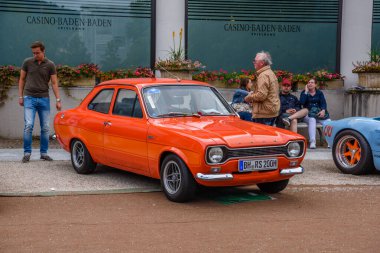 Baden Baden, Almanya - Temmuz 2019: Kırmızı turuncu Ford Escort 1100 L, Kurpark 'ta eski zaman toplantısı