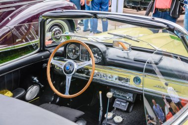 Baden Baden, Almanya - Temmuz 2019: Açık sarı bej Mercedes Benz 300 Sl Cabrio Roadster 198 1961, Kurpark 'ta eski zaman buluşması