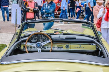 Baden Baden, Almanya - Temmuz 2019: Açık sarı bej Mercedes Benz 300 Sl Cabrio Roadster 198 1961, Kurpark 'ta eski zaman buluşması