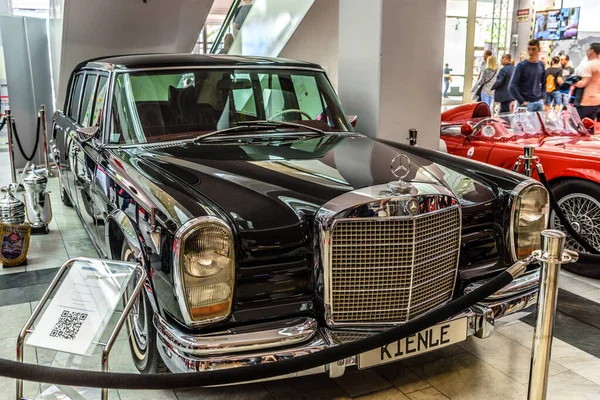 Frankfurt, Deutschland - September 2019: schwarze Mercedes-Benz Limousine w100 600, iaa Internationale Automobilausstellung — Stockfoto