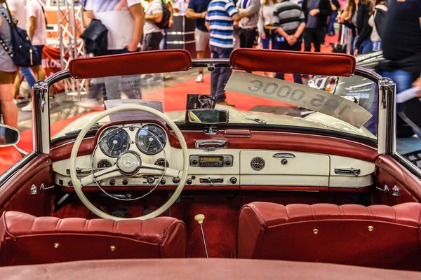 FRANKFURT, ALEMANHA - SEPT 2019: interior em couro de marfim vermelho do MERCEDES-BENZ 190 SL 1957 1955 1963 cabrio roadster, IAA International Motor Show Auto Exhibtion — Fotografia de Stock