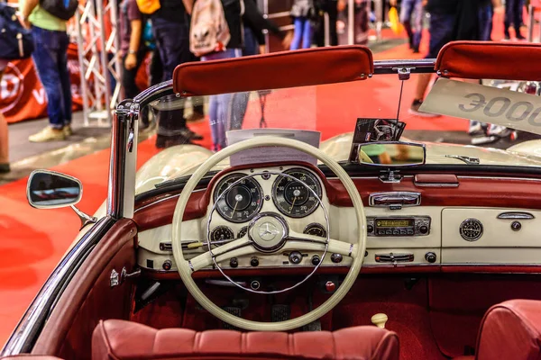 프랑크푸르트, 독일 - 9 월 2019 년 9 월: 붉은 상아 가죽 내부 메르세데스 - 벤츠 190 SL 1957 1955 1955 Cabrio Roadster, IAA 국제 모터쇼 오토 전시 — 스톡 사진