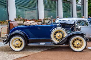 Baden Baden, Almanya - Temmuz 2019: Koyu mavi Ford Model A T 1927 Cabrio Roadster, Kurpark 'ta eski zaman buluşması