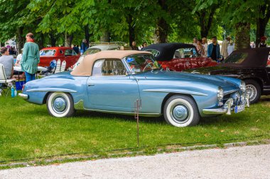 Baden Baden, Almanya - Temmuz 2019: Mavi gök mavisi bej Mercedes-Benz 190 Sl roadster Cabrio 1955 1963, Kurpark 'ta eski zaman buluşması