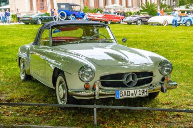 Baden Baden, Almanya - Temmuz 2019: beyaz bej Mercedes-Benz 190 Sl roadster Cabrio 1955 1963, Kurpark 'ta eski zaman toplantısı