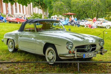 Baden Baden, Almanya - Temmuz 2019: beyaz bej Mercedes-Benz 190 Sl roadster Cabrio 1955 1963, Kurpark 'ta eski zaman toplantısı