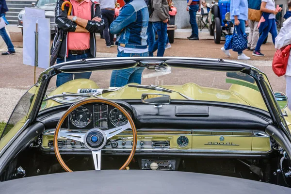 Baden Baden, Németország - 2019. július: világossárga bézs belső tere Mercedes Benz 300 Sl cabrio roadster 198 1961, oldtimer meeting Kurparkban — Stock Fotó