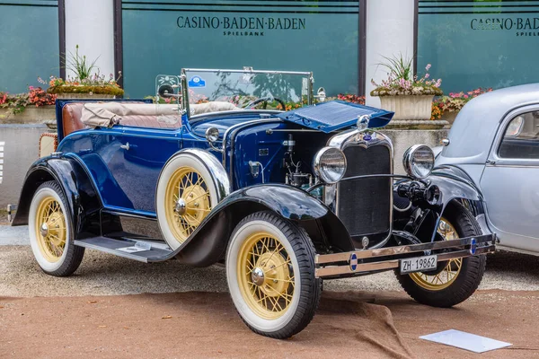 BADEN BADEN, GERMANIA - LUGLIO 2019: blu scuro FORD MODEL A T 1927 cabrio roadster, incontro oldtimer a Kurpark — Foto Stock
