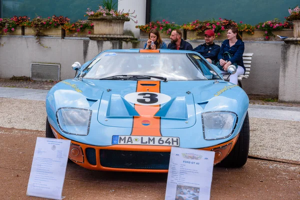 Baden Baden, Německo - červenec 2019: světle modrá oranžová Ford Gt40 Gt sportovní závodní auto, setkání veteránů v parku — Stock fotografie