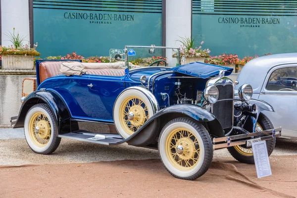 BADEN BADEN, GERMANIA - LUGLIO 2019: blu scuro FORD MODEL A T 1927 cabrio roadster, incontro oldtimer a Kurpark — Foto Stock