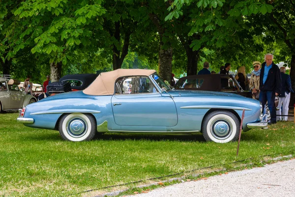 BADEN BADEN, GERMANIA - LUGLIO 2019: blu azzurro beige MERCEDES-BENZ 190 SL roadster cabrio 1955 1963, vecchia riunione a Kurpark — Foto Stock