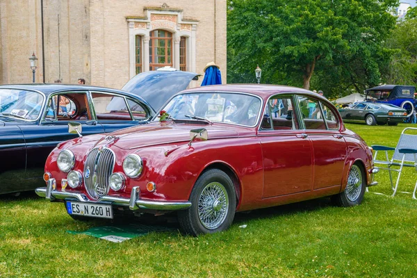 BADEN BADEN, ALEMANHA - JULHO 2019: JAGUAR vermelho MK 2 II 240 340 sedan 1959 1967 1969, encontro do oldtimer em Kurpark — Fotografia de Stock